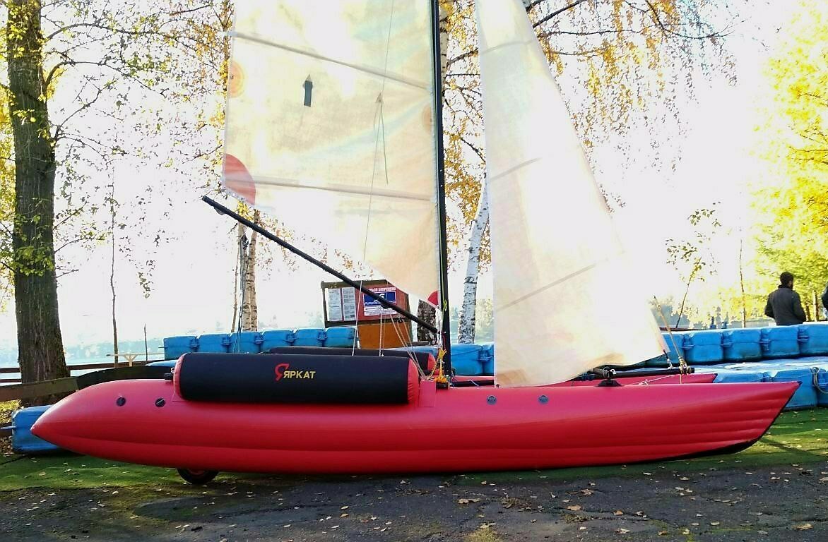 НАДУВНОЙ ПАРУСНЫЙ КАТАМАРАН ЯРКАТ 2026